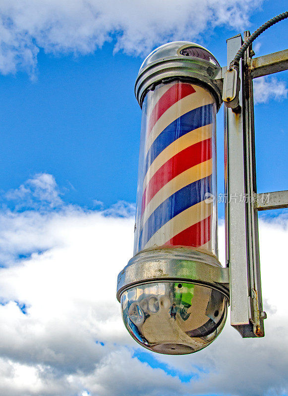 在蓝天的映衬下，玻璃上的Barber’s Pole标志